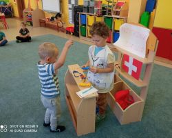 zdjęcia dzieci podczas obchodów dnia lekarza