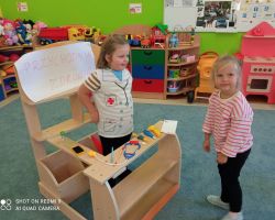 zdjęcia dzieci podczas obchodów dnia lekarza