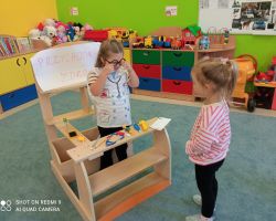 zdjęcia dzieci podczas obchodów dnia lekarza