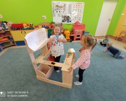 zdjęcia dzieci podczas obchodów dnia lekarza