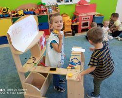 zdjęcia dzieci podczas obchodów dnia lekarza