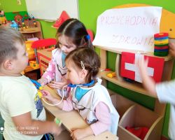 zdjęcia dzieci podczas obchodów dnia lekarza