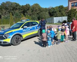 zdjęcia dzieci podczas wizyty policjanta