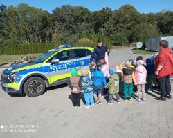 zdjęcia dzieci podczas wizyty policjanta
