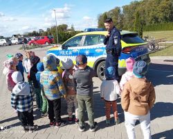 zdjęcia dzieci podczas wizyty policjanta