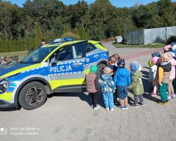 zdjęcia dzieci podczas wizyty policjanta