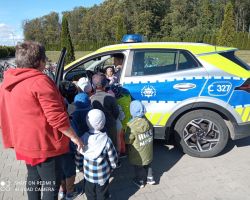 zdjęcia dzieci podczas wizyty policjanta