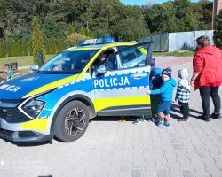 zdjęcia dzieci podczas wizyty policjanta