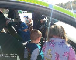 zdjęcia dzieci podczas wizyty policjanta