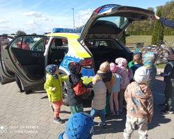 zdjęcia dzieci podczas wizyty policjanta