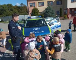 zdjęcia dzieci podczas wizyty policjanta