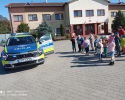 zdjęcia dzieci podczas wizyty policjanta