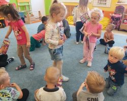 zdjęcia dzieci podczas obchodów dnia chłopaka