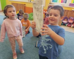 zdjęcia dzieci podczas obchodów dnia chłopaka