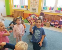 zdjęcia dzieci podczas obchodów dnia chłopaka