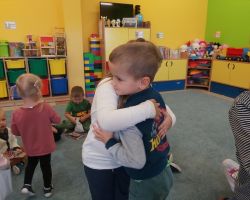 zdjęcia dzieci podczas obchodów dnia chłopaka