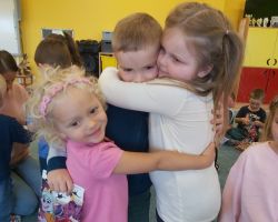 zdjęcia dzieci podczas obchodów dnia chłopaka