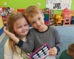 zdjęcia dzieci podczas obchodów dnia chłopaka