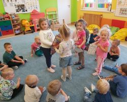 zdjęcia dzieci podczas obchodów dnia chłopaka