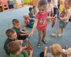 zdjęcia dzieci podczas obchodów dnia chłopaka