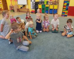 zdjęcia dzieci podczas różnych aktywności