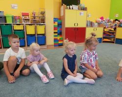 zdjęcia dzieci podczas różnych aktywności