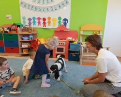 zdjęcia dzieci podczas różnych aktywności