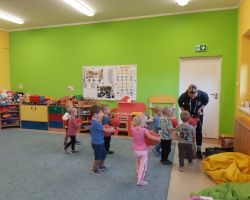 zdjęcia dzieci podczas różnych aktywności