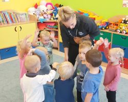 zdjęcia dzieci podczas różnych aktywności