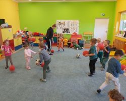 zdjęcia dzieci podczas różnych aktywności