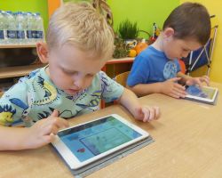 zdjęcia dzieci podczas różnych aktywności