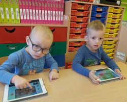 zdjęcia dzieci podczas różnych aktywności