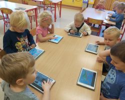 zdjęcia dzieci podczas różnych aktywności