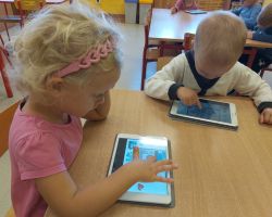 zdjęcia dzieci podczas różnych aktywności