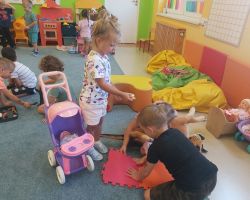 zdjęcia dzieci podczas różnych aktywności