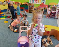 zdjęcia dzieci podczas różnych aktywności