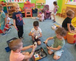 zdjęcia dzieci podczas różnych aktywności