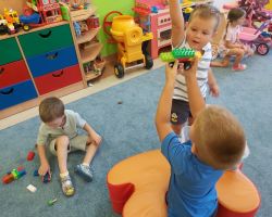 zdjęcia dzieci podczas różnych aktywności