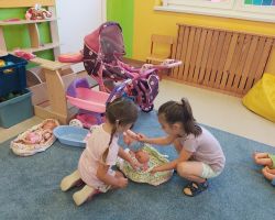 zdjęcia dzieci podczas różnych aktywności