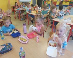 zdjęcia dzieci podczas różnych aktywności