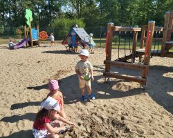 zdjęcia dzieci podczas różnych aktywności