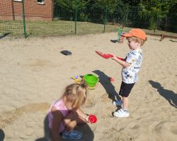 zdjęcia dzieci podczas różnych aktywności