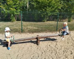 zdjęcia dzieci podczas różnych aktywności