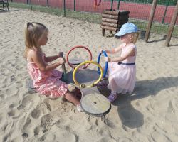 zdjęcia dzieci podczas różnych aktywności