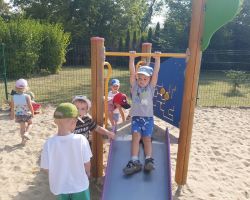 zdjęcia dzieci podczas różnych aktywności