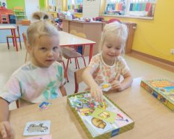 zdjęcia dzieci podczas różnych aktywności