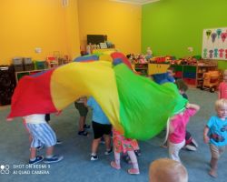 zdjęcia dzieci podczas różnych aktywności