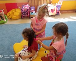 zdjęcia dzieci podczas różnych aktywności