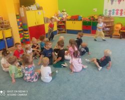 zdjęcia dzieci podczas różnych aktywności