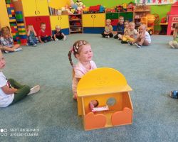 zdjęcia dzieci podczas różnych aktywności